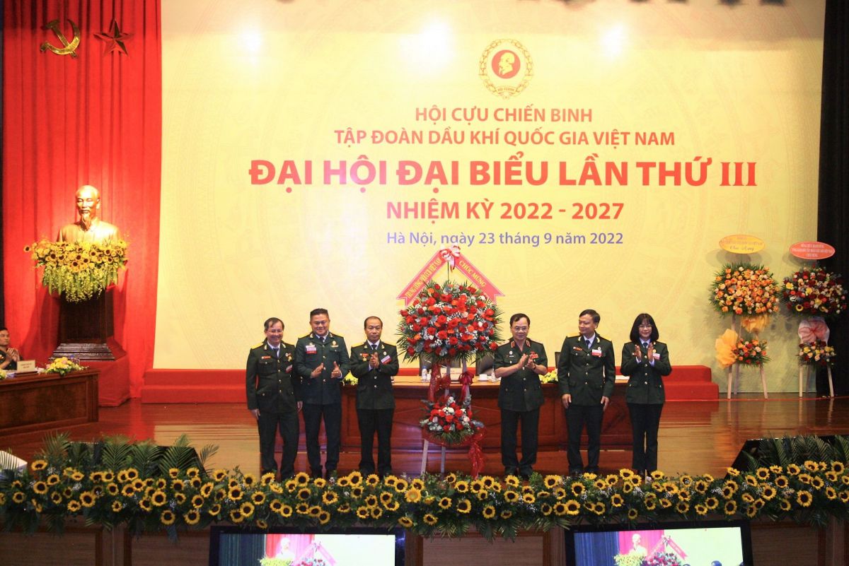 Trung tướng Khuất Việt Dũng thay mặt lãnh đạo TƯ Hội CCB Việt Nam tặng hoa chúc mừng Đại hội.