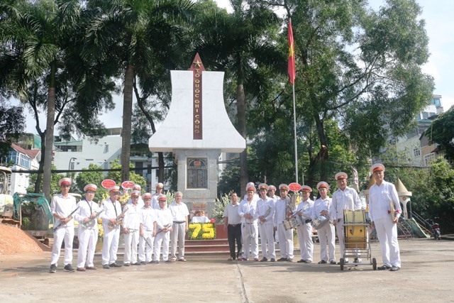  Các thành viên câu lạc bộ cựu quân nhân Phùng Khoang và dàn kèn hơi nhà thờ Phùng Khoang tại Đài tưởng niệm Tổ quốc ghi công nhân kỷ niệm 75 năm Ngày Thương binh liệt sỹ (Ảnh: Nhân vật cung cấp)  