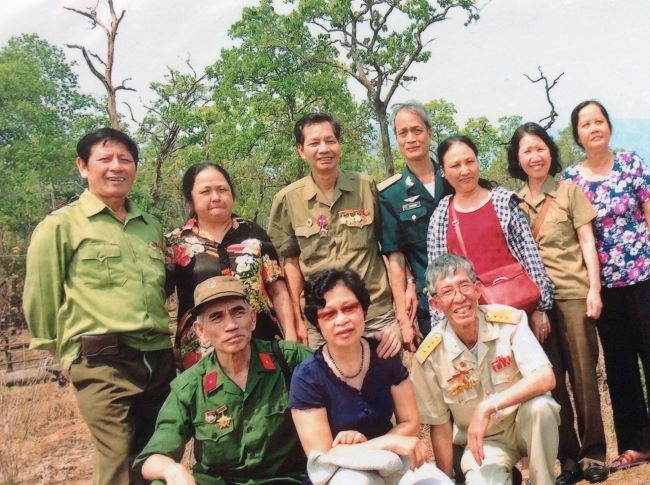  Bác Lê Hồng Quân (đứng thứ ba từ trái sang) cùng đoàn cựu chiến binh thăm khu Mường Phìn, Khăm Muộn, Lào (Ảnh: Nhân vật cung cấp)