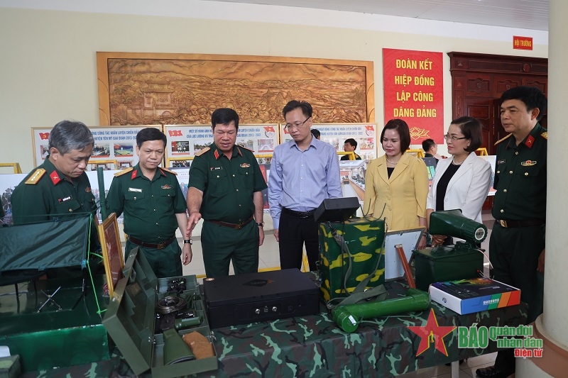 C&aacute;c đại biểu tham quan s&aacute;ng kiến phục vụ c&ocirc;ng t&aacute;c huấn luyện của Bộ CHQS tỉnh Hưng Y&ecirc;n năm 2022.