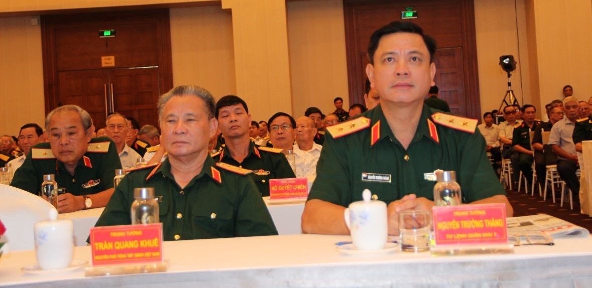 Trung tướng Nguyễn Trường Thắng (bên phải)