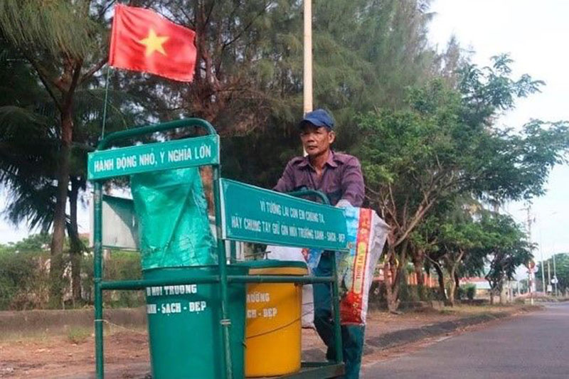 Không chỉ dọn dẹp rác, CCB Nguyễn Thương còn tuyên truyền cho mọi người cùng chung tay bảo vệ môi trường.