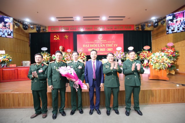 Ảnh: Các đại biểu dự Đại hội chụp ảnh lưu niệm cùng với Ban Chấp hành Hội Cựu chiến binh cơ quan Đảng ủy Khối nhiệm kỳ 2022 - 2027.