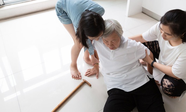 Loãng xương ở người cao tuổi nếu không được điều trị sẽ gây những biến chứng nguy hiểm.
