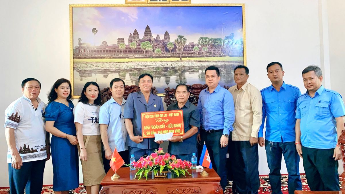 Ngài Khăm Súc-Chủ tịch Hội CCB tỉnh Ratanakiri (thứ 5 từ phải qua) đón nhận tiền xây dựng nhà “Đoàn kết-Hữu nghị” do Trưởng đoàn ta trao tặng.