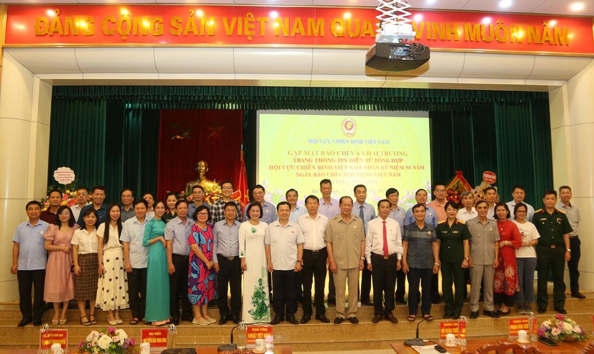 Lãnh đạo Hội Cựu chiến binh Việt Nam và cùng các đại biểu tại buổi Khai trương.
