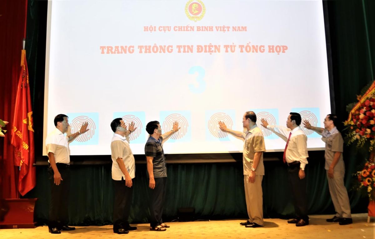 Các đại biểu nhấn nút khai trương Trang thông tin điện tử tổn hợp Hội CCB Việt Nam