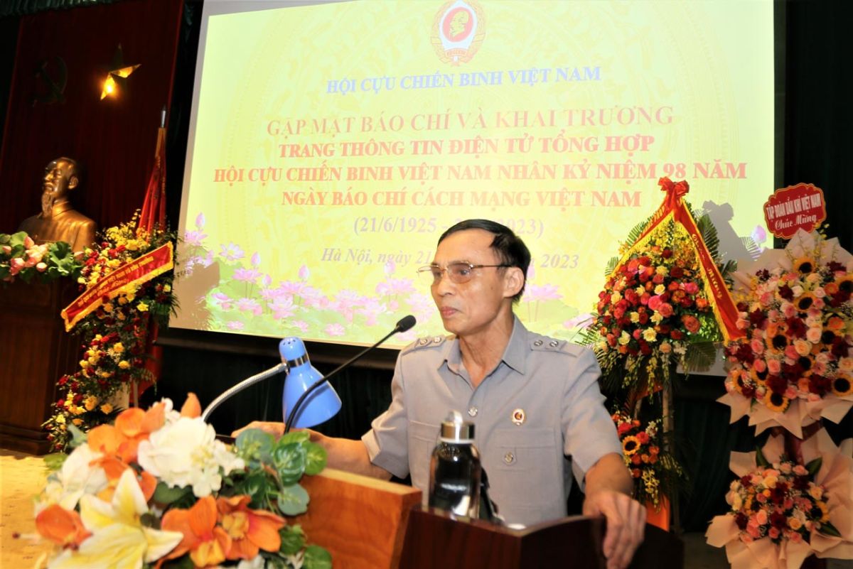 Thiếu tướng Hồ Bá Vinh Trưởng ban Tuyên giáo Hội CCB Việt Nam báo cáo kết quả xây dựng Trang Thôn tin điện tử tổng hợp Hội CCB Việt Nam