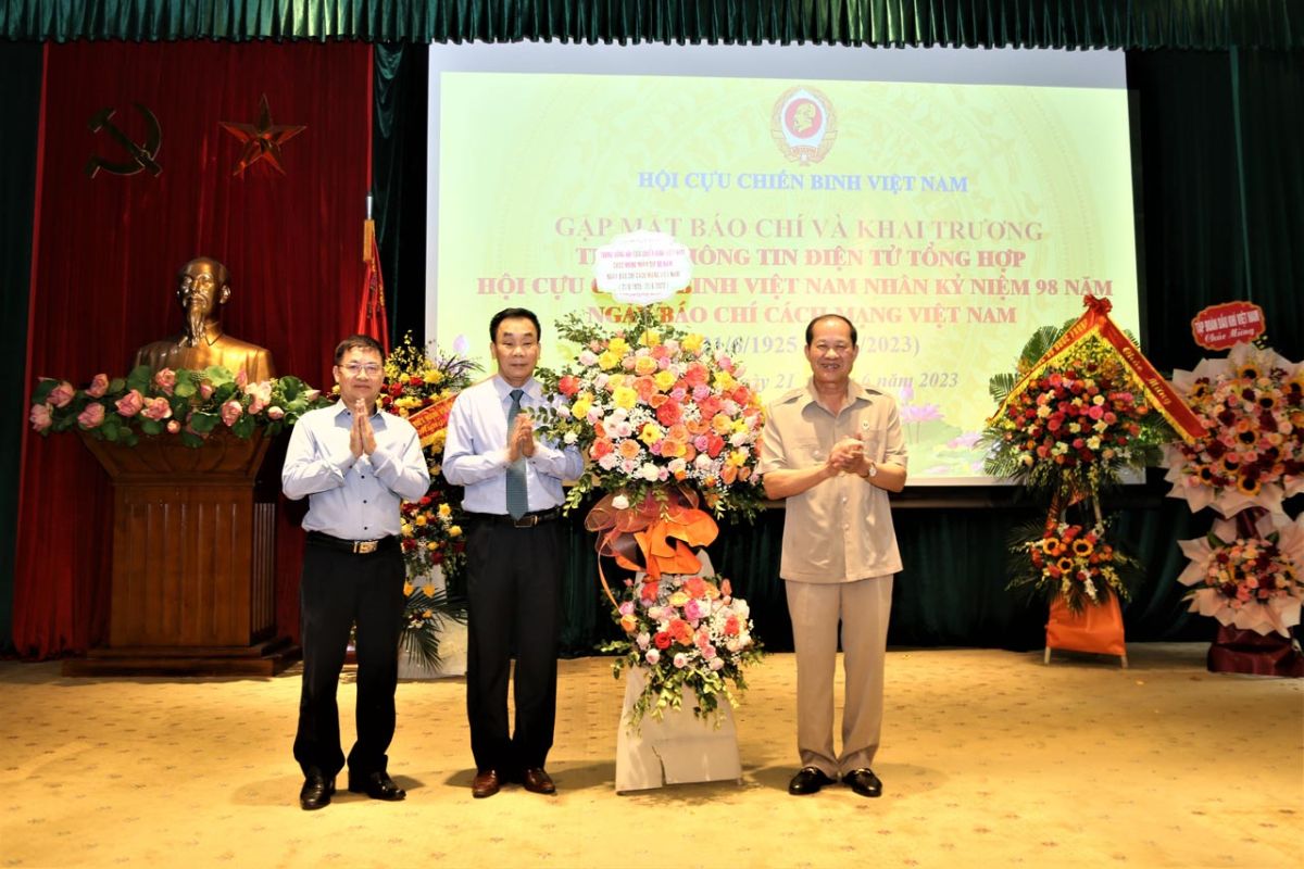 Thượng tướng Bế Xuân Trường tặng hoa chúc mừng Báo Cựu chiến binh Việt Nam
