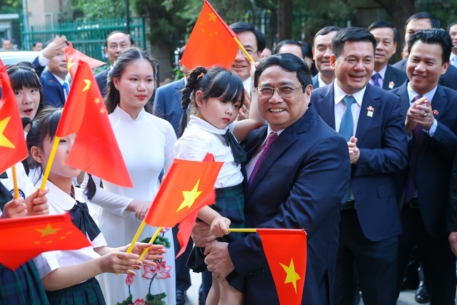 Thủ tướng Phạm Minh Chính cùng Đoàn đại biểu Việt Nam đã gặp gỡ cán bộ, nhân viên Đại sứ quán Việt Nam và đại diện cộng đồng người Việt Nam tại Trung Quốc.