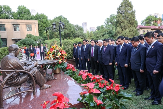 Thủ tướng và Đoàn công tác dâng hoa tại tượng đài Chủ tịch Hồ Chí Minh tại khuôn viên Đại sứ quán Việt Nam.