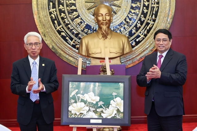 Thủ tướng tặng quà lưu niệm cho Đại sứ quán Việt Nam tại Trung Quốc.