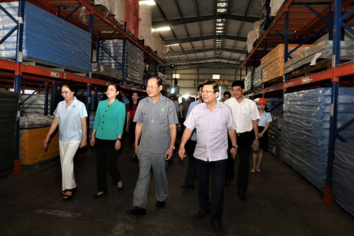 Các đại biểu tham quan xưởng sản xuất của Tập đoàn Hiền Lê.