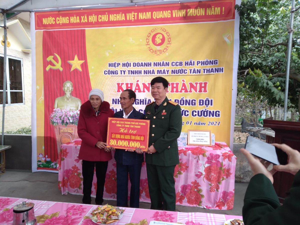 Doanh nhân CCB Bùi Huy Cư - Giám đốc Công ty TNHH Tân Thanh, trao kinh phí hỗ trợ xây dựng nhà 