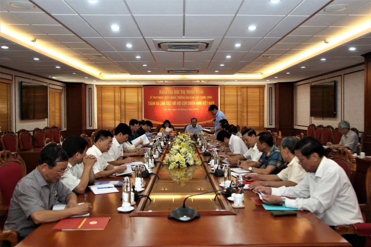 Đại diện lãnh đạo Đảng đoàn Hội CCB Việt Nam báo cáo kết quả công tác 6 tháng đầu năm 2023