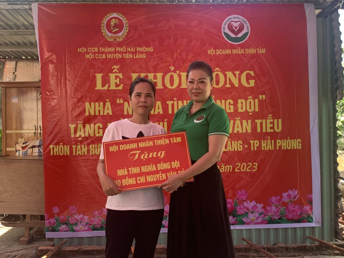 Đại diện gia đình CCB Nguyễn Văn Tiễu nhận kinh phí hỗ trợ xây nhà 
