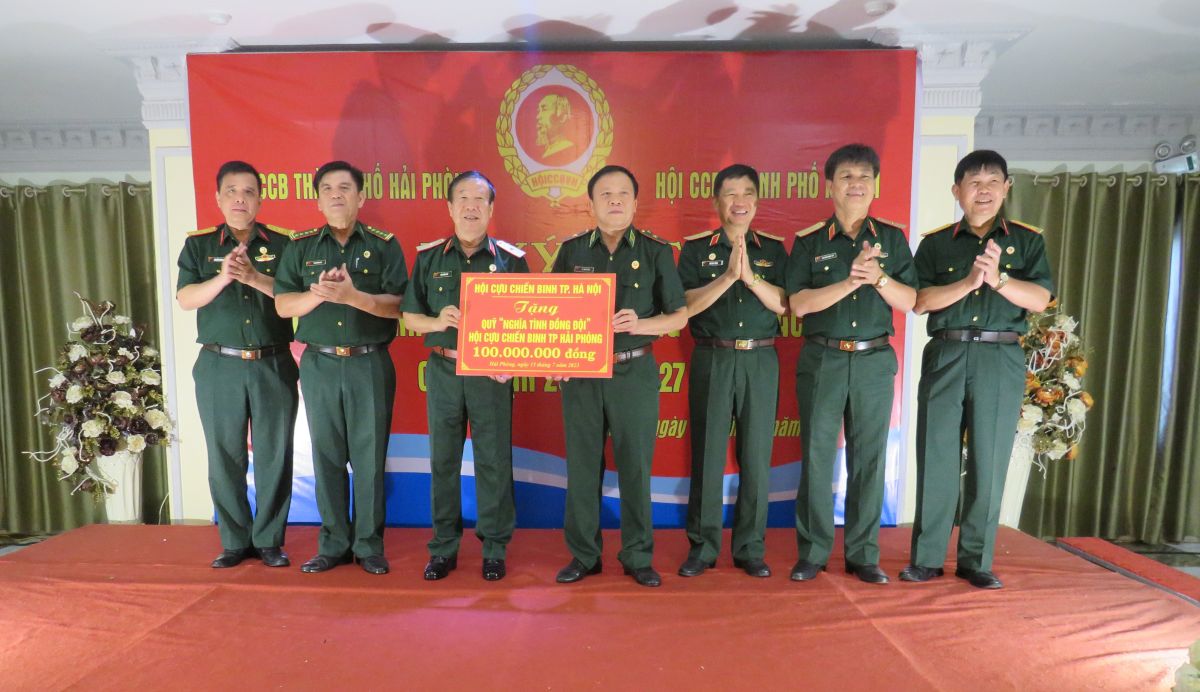 Hội CCB thành phố Hà Nội tặng Hội CCB thành phố Hải Phòng 100 triệu đồng để thực hiện các hoạt động nghĩa tình đồng đội.