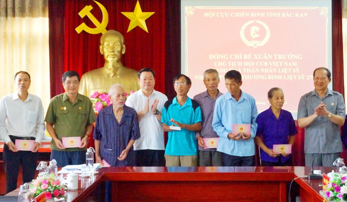 Đồng chí Bế Xuân Trường – Chủ tịch Hội CCB Việt Nam trao quà cho các thân nhân gia đình liệt sỹ nhân dịp kỷ niệm ngày TBLS (27/7/2023)