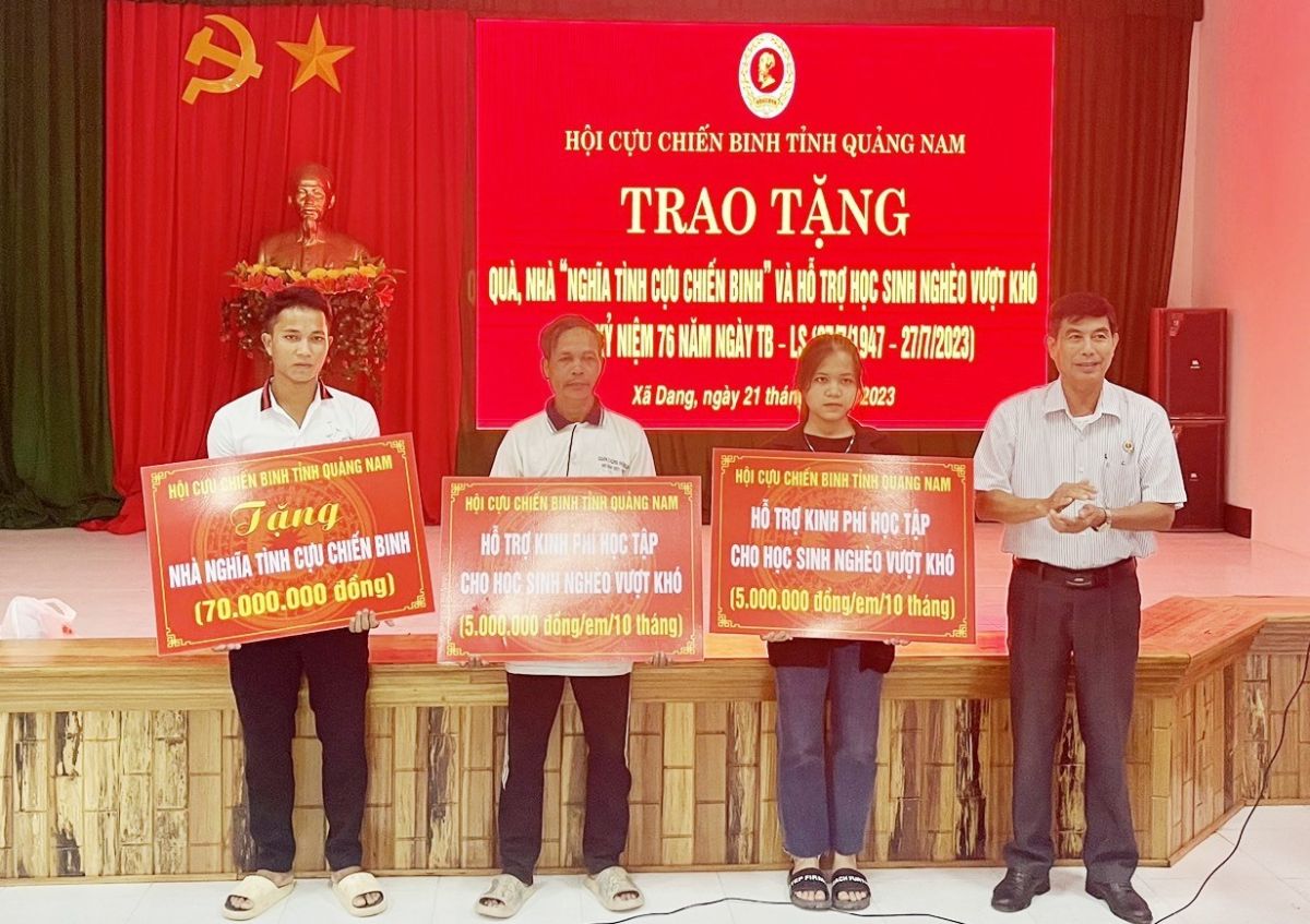 Hội CCB tỉnh Quảng Nam trao hỗ trợ xây dựng nhà ở và kinh phí học tập.