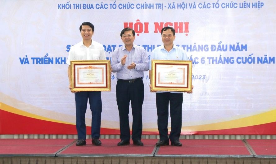 Phó chủ tịch Nguyễn Hữu Dũng trao Bằng khen của Thủ tướng Chính phủ cho Hội CCB Việt Nam và T.Ư Đoàn TNCS Hồ Chí Minh.