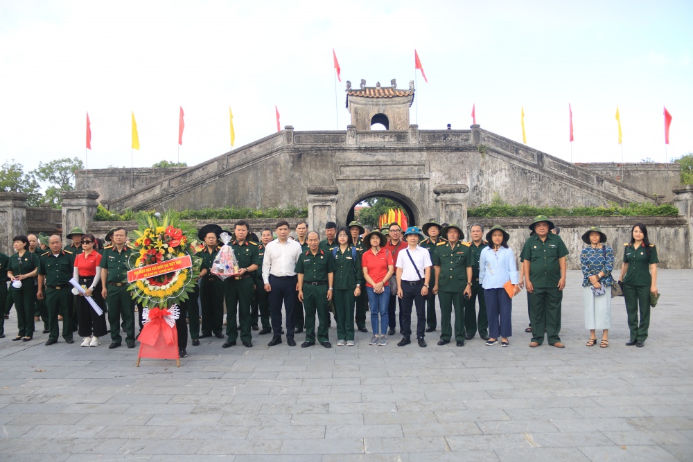 Đoàn đại biểu dâng hoa tưởng nhớ các anh hùng liệt sĩ tại Thành cổ Quảng Trị