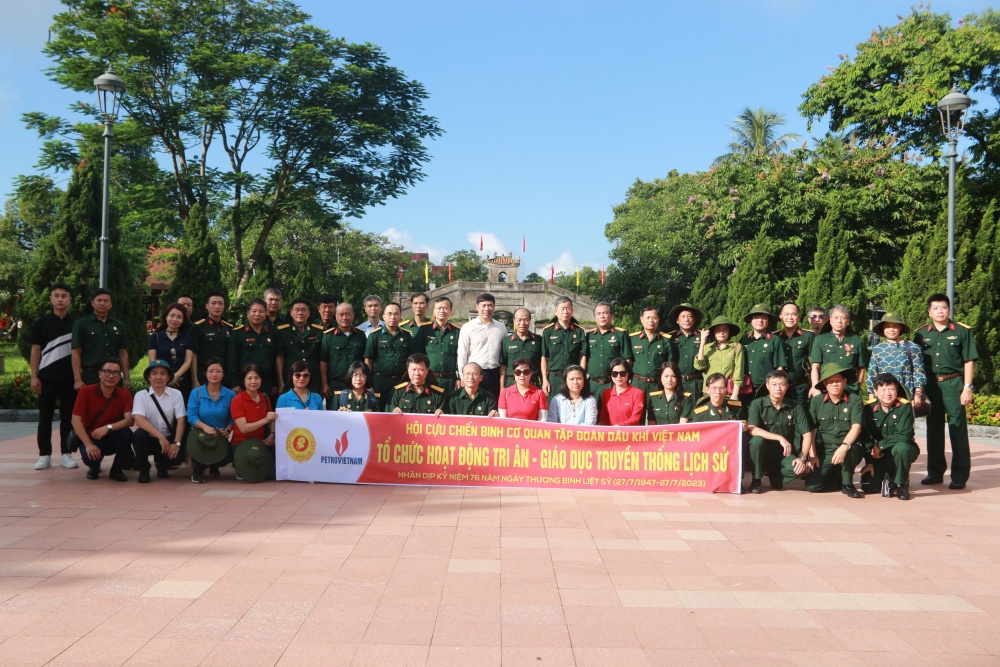 Đoàn đại biểu chụp ảnh lưu niệm tại Thành cổ Quảng Trị