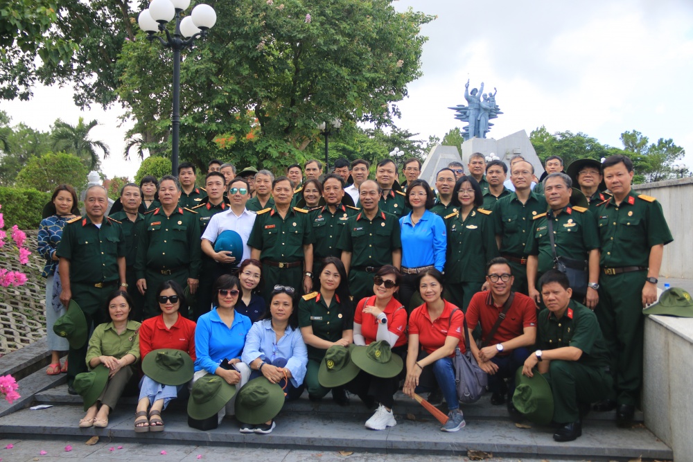 Đoàn đại biểu tưởng nhớ các anh hùng liệt sĩ tại Nghĩa trang Liệt sĩ Quốc gia Trường Sơn