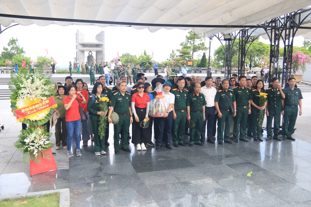 Đoàn đại biểu dâng hoa tưởng nhớ các anh hùng liệt sĩ tại Nghĩa trang liệt sĩ Quốc gia Đường 9