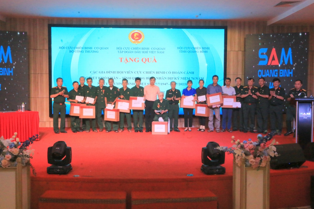 Hội CCB Cơ quan Tập đoàn, Hội CCB Bộ Công Thương tặng quà cho các gia đình hội viên CCB tỉnh Quảng Bình có hoàn cảnh khó khăn