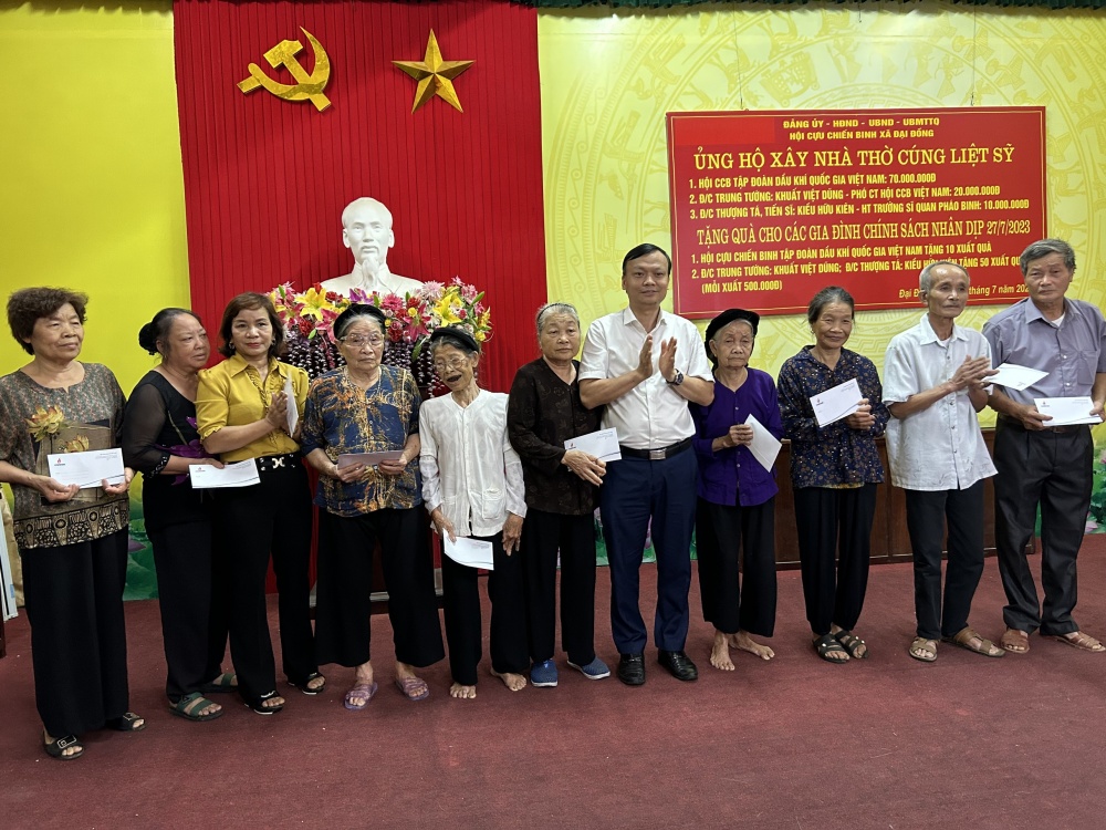 Đồng chí Lê Quang Toán trao tặng quà cho các gia đình chính sách