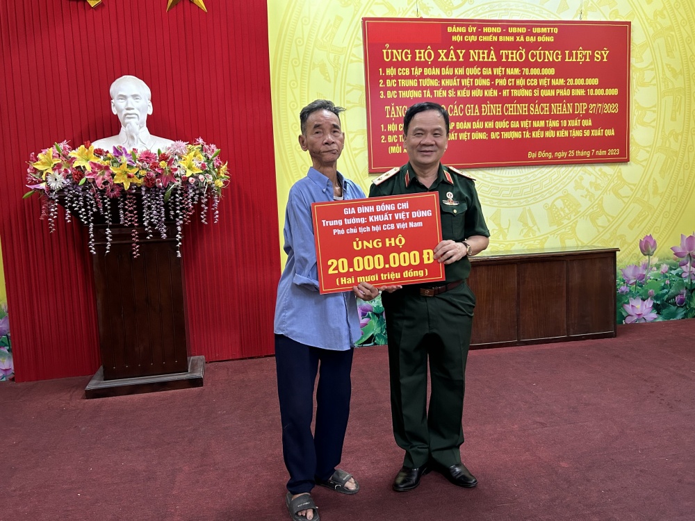 Đồng chí Khuất Việt Dũng ủng hộ xây nhà thờ liệt sĩ