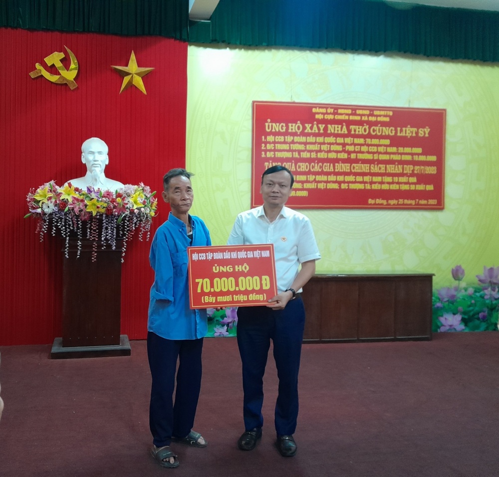 Đồng chí Lê Quang Toán thay mặt lãnh đạo Tập đoàn trao tiền ủng hộ xây nhà thờ liệt sĩ