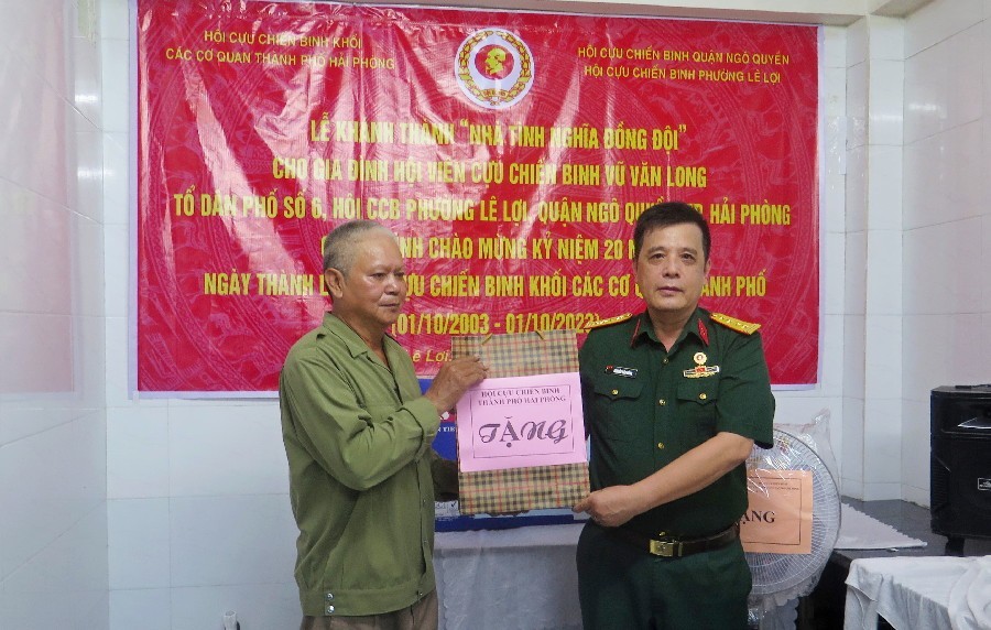 Lãnh đạo Hội CCB thành phố tặng quà CCB Vũ Văn Long