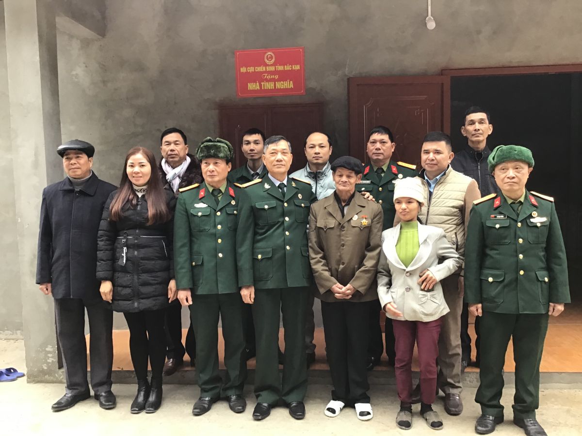 Hội Cựu chiến binh tỉnh tặng nhà tình nghĩa cho Hội viên Triệu Văn Phòng 
xã Đồng Thắng, huyện Chợ Đồn
