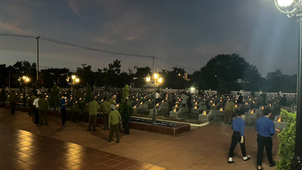 Hội CCB huyện Duy Xuyên phối hợp tổ chức thắp nến tri ân tại nghĩa trang Liệt sỹ huyện