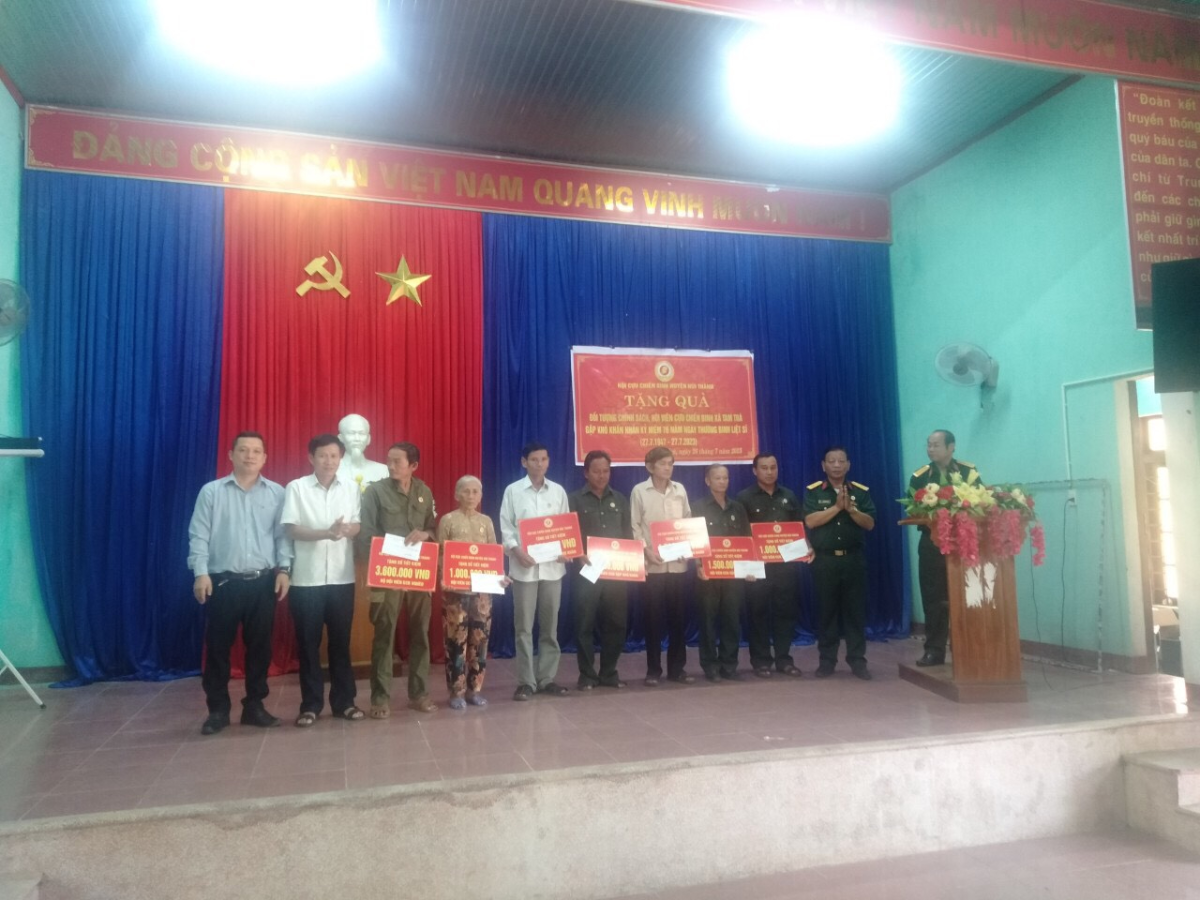 Hội CCB huyện Núi Thành tặng quà cho đối tượng chính sách và CCB có hoàn cảnh khó khăn