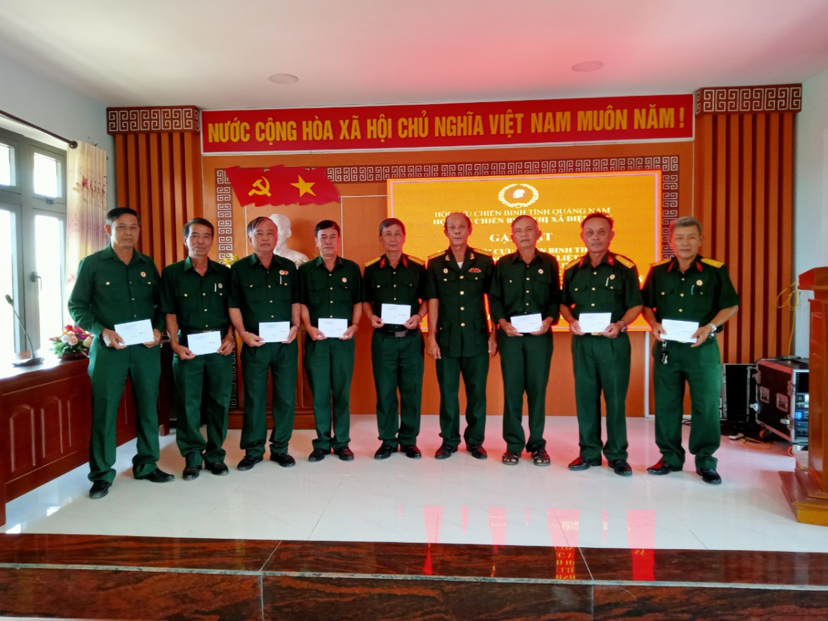 Hội CCB thị xã Điện Bàn tặng quà cho cán bộ, hội viên CCB là thương binh