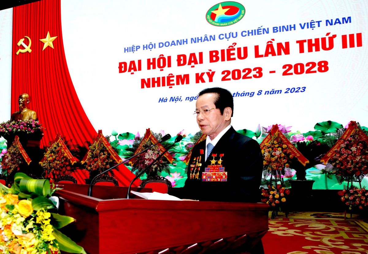 HLĐ Lê Văn Kiểm - Chủ tịch Hiệp hội Doanh nhân CCB Việt Nam phát biểu khai mạc Đại hội.