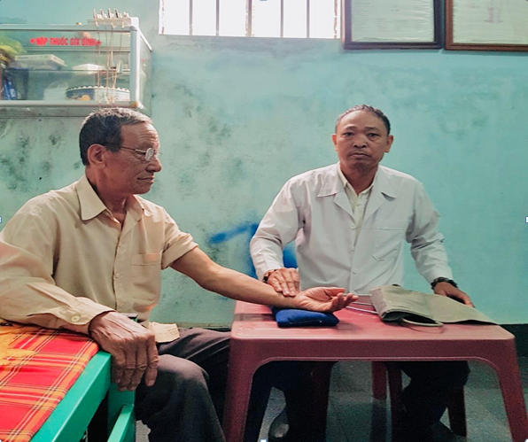Anh Vũ Đình Chung thăm khám cho bệnh nhân Vũ Minh Hán, đã điều trị 3 năm tại cơ sở khám chữa bệnh của gia đình


