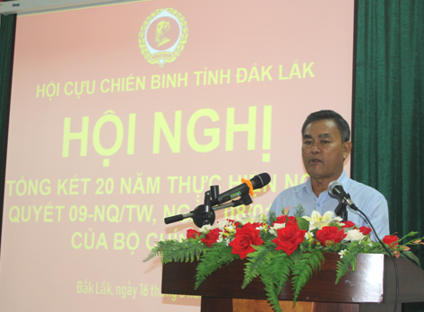 Đồng chí Y Biêr Niê, Phó Bí thư Tinh ủy phát biểu chỉ đạo hội nghị.