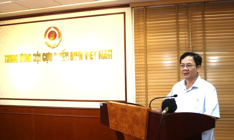 Trung tướng Khuất Việt Dũng, Ủy viên Đảng đoàn, Phó Chủ tịch, Trưởng Ban Chỉ đạo 35 Hội Cựu Chiến binh Việt Nam, phát biểu ý kiến tại hội nghị.