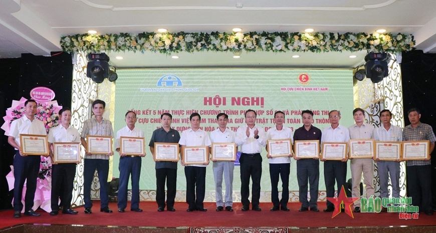   Đồng chí Khuất Việt Hùng, Phó chủ tịch chuyên trách Ủy ban An toàn giao thông Quốc gia tặng bằng khen cho các tập thể.