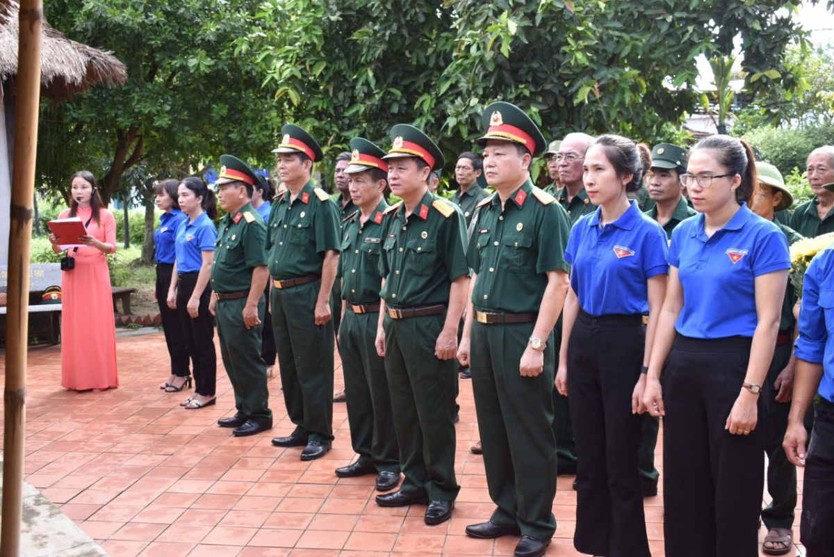 Cán bộ, hội viên CCB Quảng Bình và Hội CCB huyện Lệ Thuỷ, Đoàn Thanh niên làm Lễ dâng hương tại nhà tưởng niệm Đại tướng Võ Nguyên Giáp.