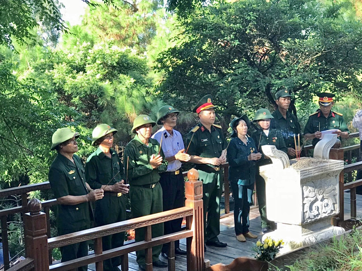 Đoàn cán bộ, hội viên CCB tỉnh Quảng Bình dâng hương 
tại khu mộ Đại tướng Võ Nguyên Giáp (Vũng Chùa- Đảo Yến).