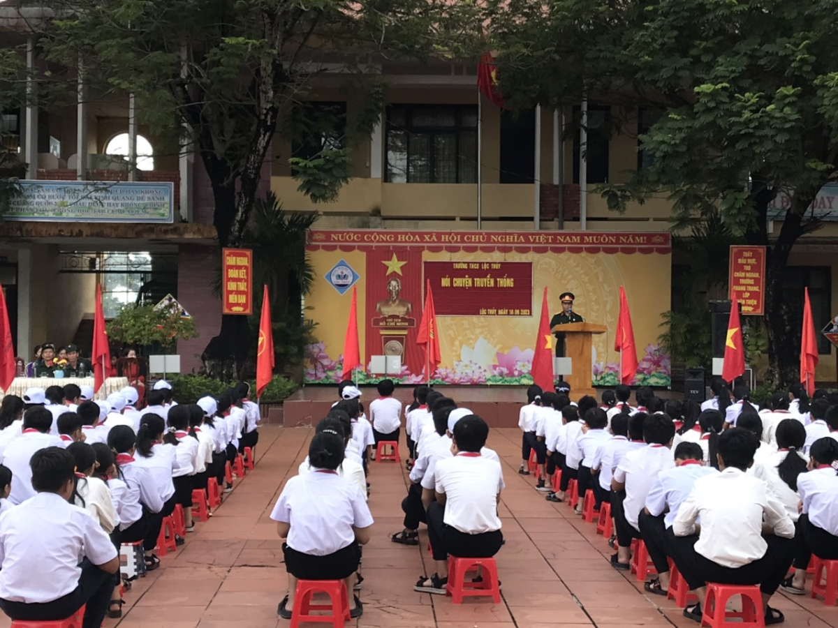 Lãnh đạo Hội CCB huyện Lệ Thuỷ nói chuyện truyền thống về Đại tướng tại Trường THCS xã Lộc Thuỷ.