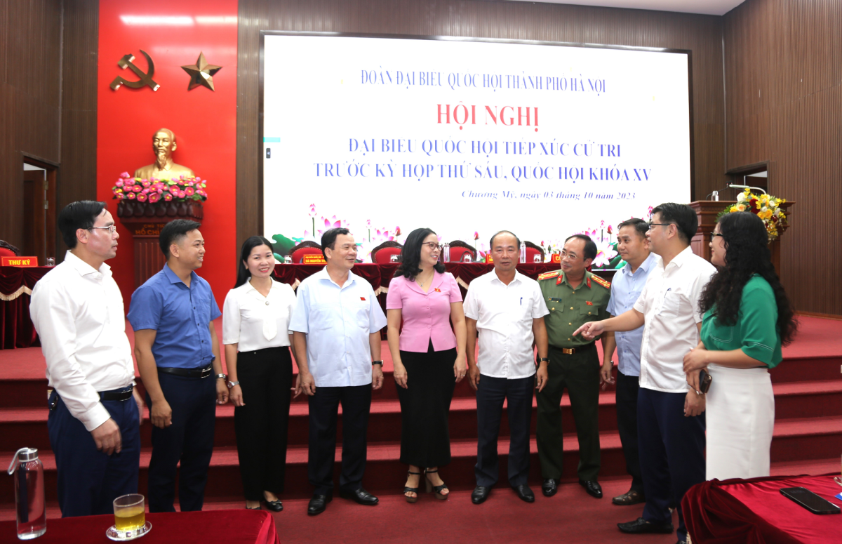 Các đại biểu Quốc hội trao đội với các địa biểu, cử trị tham dự Hội nghị tại Đại học Quốc gia Hà Nội