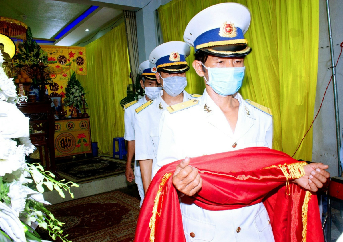 Tổ Quân kỳ chuẩn bị làm Lễ Phủ Quân kỳ (Hình ảnh chụp tại Phường Phước Hòa, tp Nha Trang, ngày 02/7/2023)
