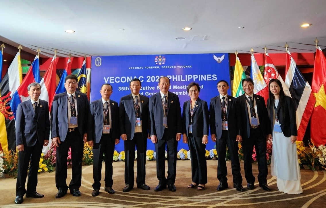 Thượng tướng Bế Xuân Trường, Chủ tịch Hội CCB Việt Nam (đứng giữa) và các thành viên Đoàn công tác của Hội CCB Việt Nam dự Đại hội VECONAC-22
