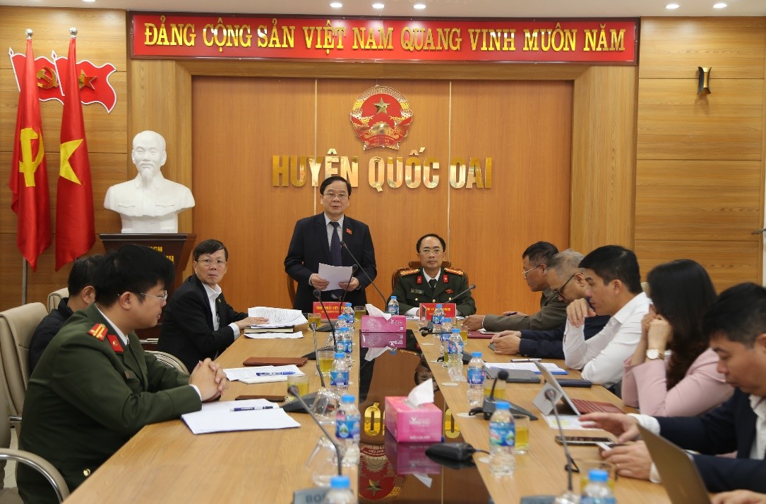 Trung tướng Khuất Việt Dũng, Phó Chủ tịch Hội Cựu chiến binh Việt Nam, đại biểu Quốc hội thông báo với cử tri về kết quả Kỳ họp thứ 6, Quốc hội XV tại điểm cầu Trụ sở UBND huyện Quôc Oai