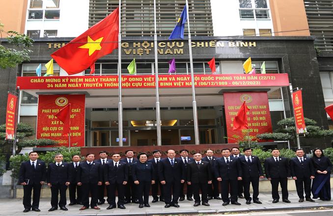 Các đại biểu Hội Cựu chiến binh Việt Nam chụp ảnh Lưu niệm chào mừng kỷ niệm 43 năm thành lập Liên đoàn Cựu chiến binh các nước ASEAN (19/12/1980-19/12/2023)